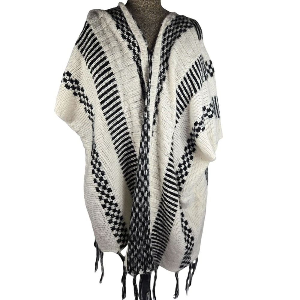 Wet Seal XS Boho Kimono Poncho Cardigan Black White Aztec‎ Open Front Fringe